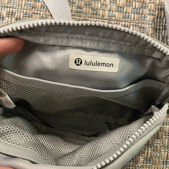 Lululemon Athletica Gray Belt Bag with Adjustable Straps - Picture 4 of 7